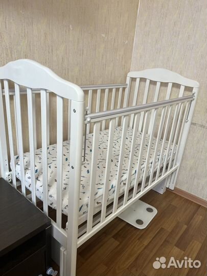Детская кроватка с маятником
