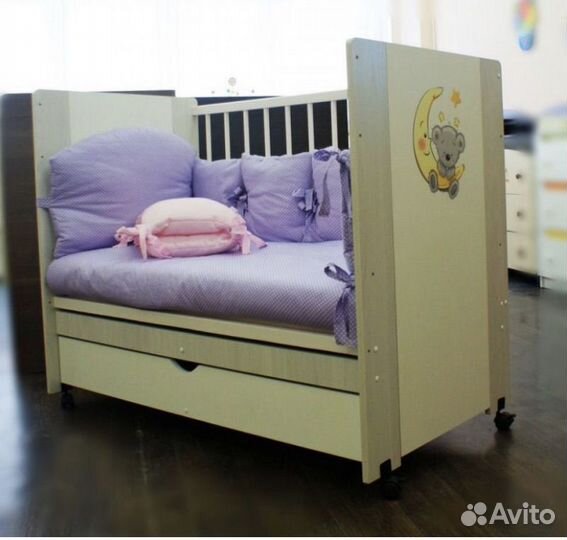 Детская кроватка с маятником и ящиком
