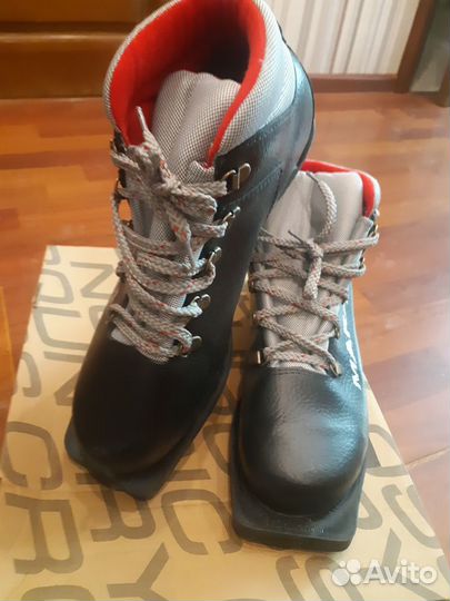 Лыжные ботинки