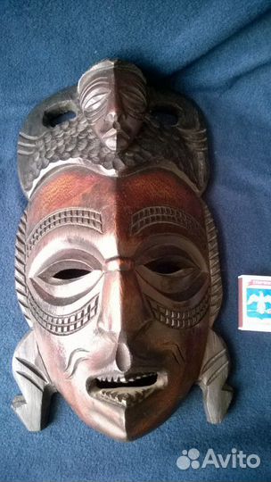 Маска из красного дерева