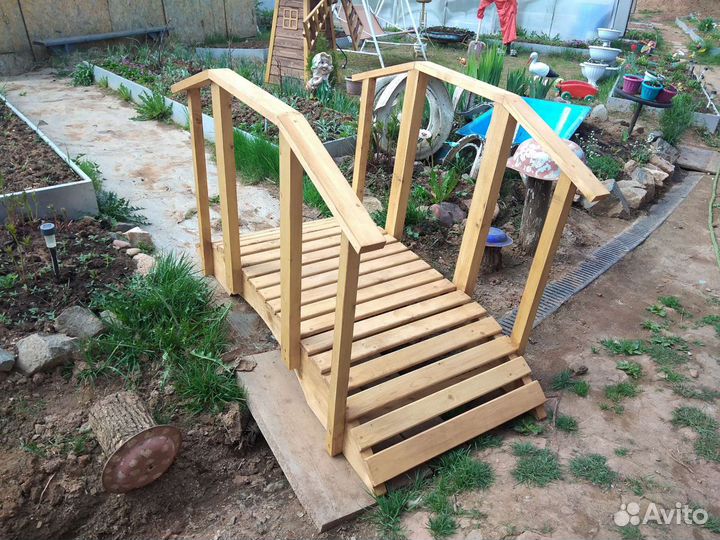 Декоративная мельница, колодец, мостик, вешалки