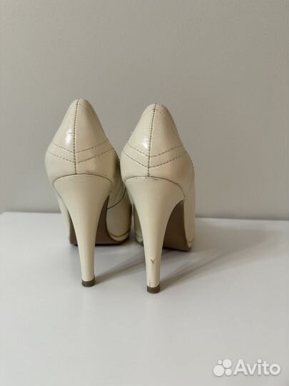 Белые туфли на каблуке