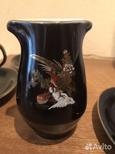 Кофейные чашки с блюдцами, молочник