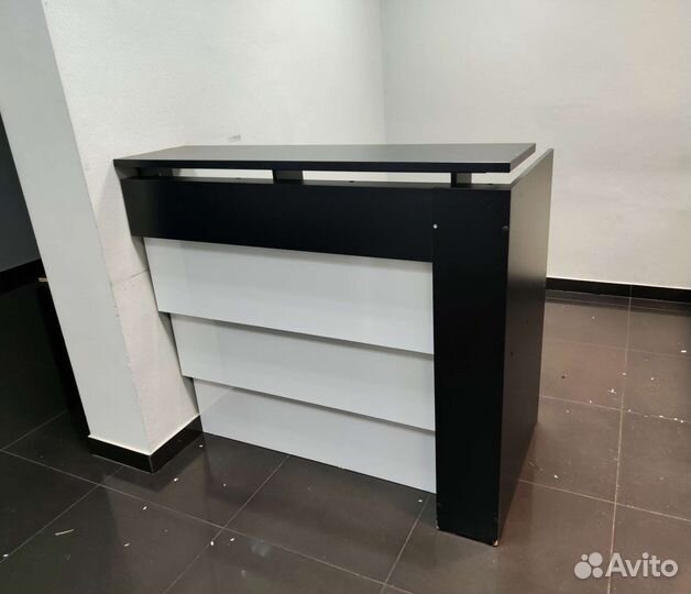 Стойка рецепшн из 4х секций черная, белый глянец