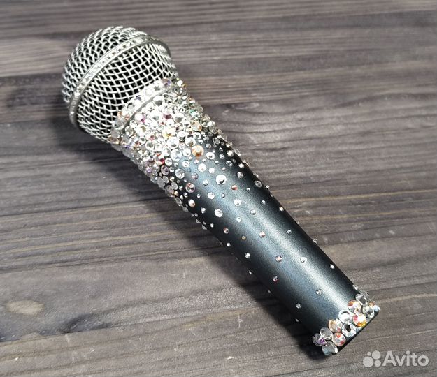 Вокальный микрофон украшен стразами Shure beta 58A