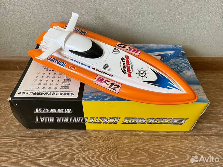 Моторная лодка катер на пульте управления