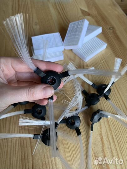 Сменные фильтры и щетки для робота-пылесоса