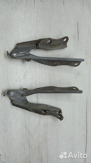 Петля капота правая Nissan Serena c23