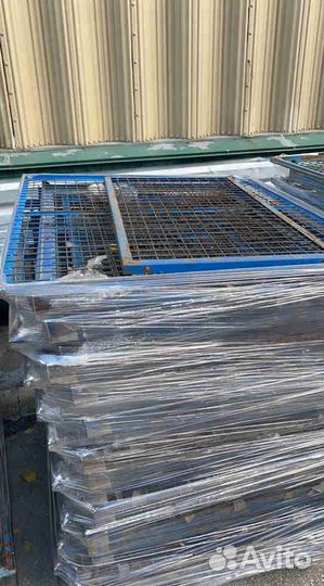 Сетчатое ограждение для паллета с паллетом