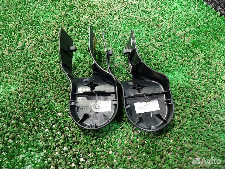 Заглушка крепления сиденья задняя левая Mitsubishi