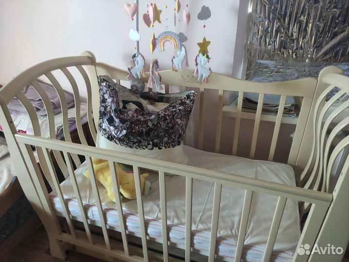 Детская кроватка с маятником и ящиком