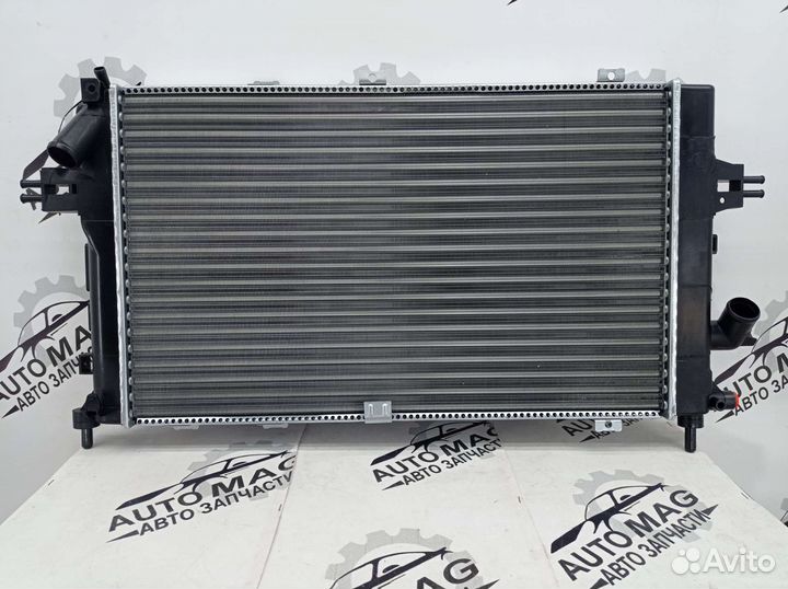 Радиатор охлаждения двигателя Opel Astra H Diesel