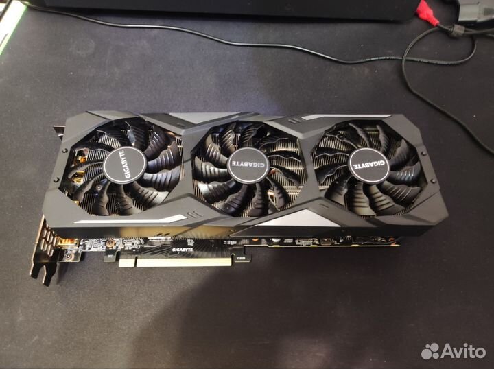 Игровой стол и компьютером с гарнитурой