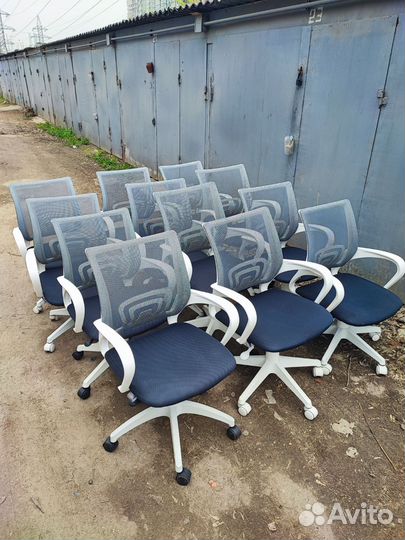 Офисный стул на колёсах бюрократ