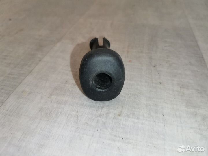 Направляющая подголовника передняя Nissan Tiida