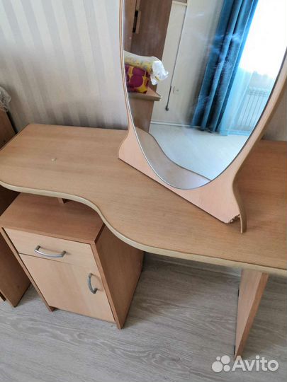 Туалетный столик с зеркалом