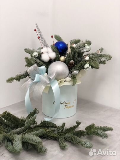 Новогодняя композиция из нобилиса цветы