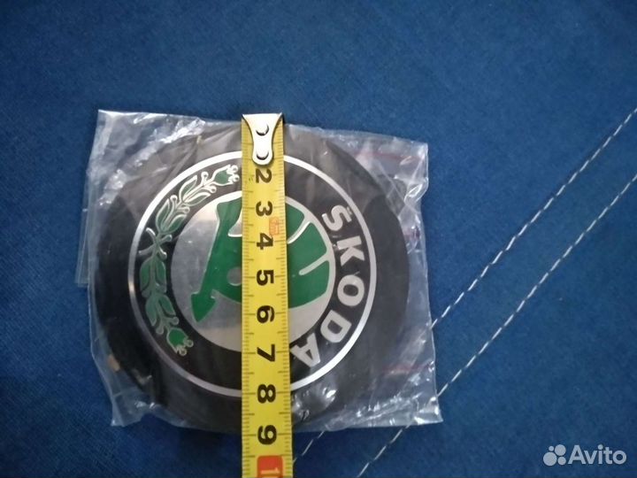 Оригинальный шильдик на капот Шкода Октавия