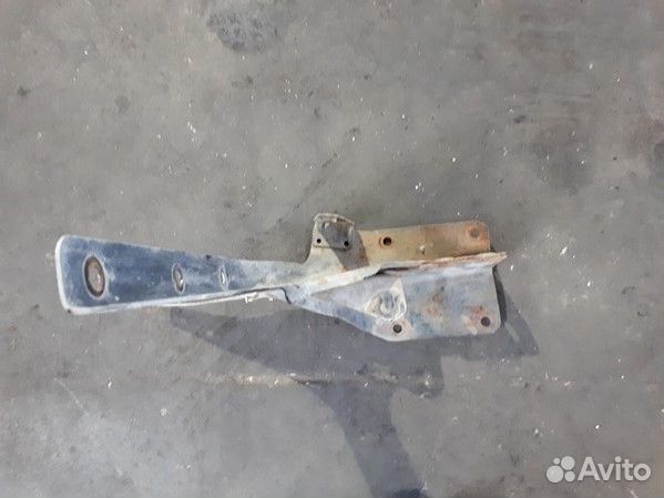 Кронштейн опоры капота Freightliner левый