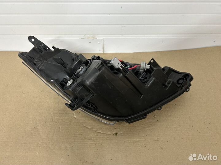 Фара левая Toyota Yaris III рестайлинг