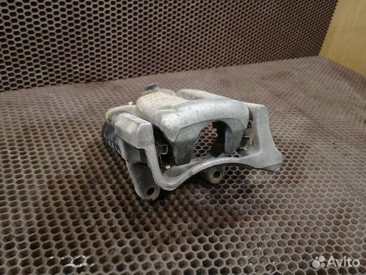 Суппорт задний правый Volkswagen Passat B7 CDA 1.8