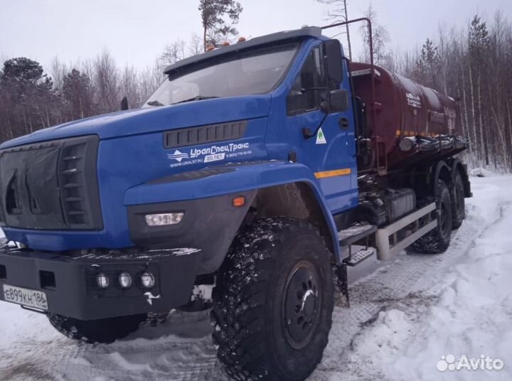 Водитель грузового автомобиля, бочка