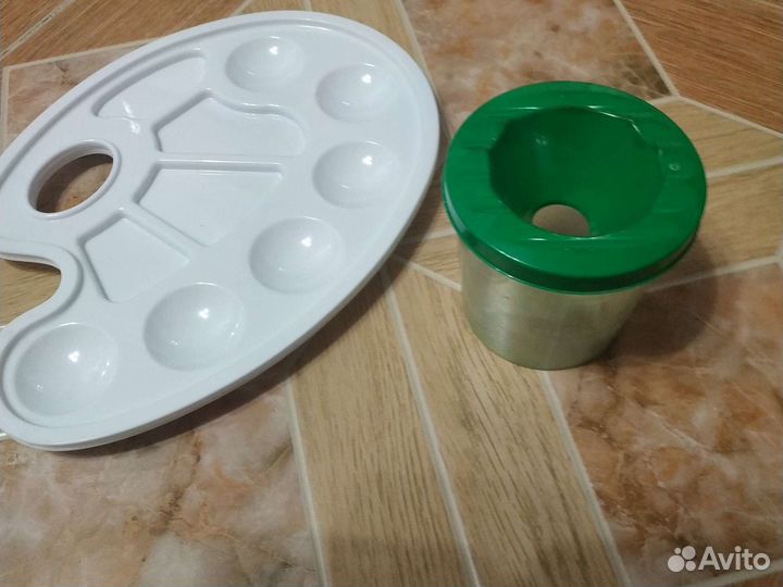 Палитра и стакан непроливайка