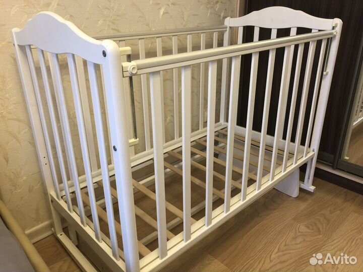 Детская кроватка с маятником