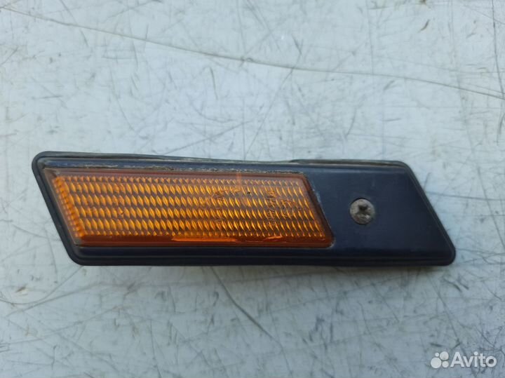 Повторитель на крыло левый желтый BMW 34