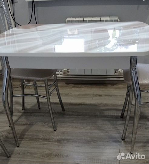 Кухонный стол и стулья