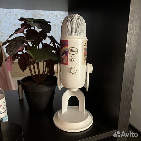 Студийный микрофон blue yeti white белый