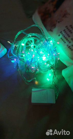 Новогодние гирлянды и предметы интерьера