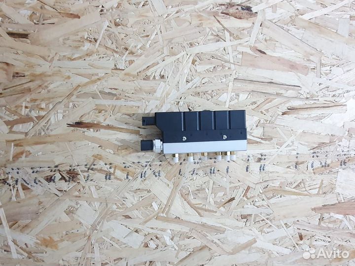 Блок клапанов пневмоподвески Mercedes W220