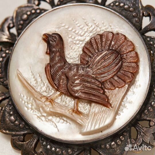 Брошь и кулон круглые с резными лесными птицами