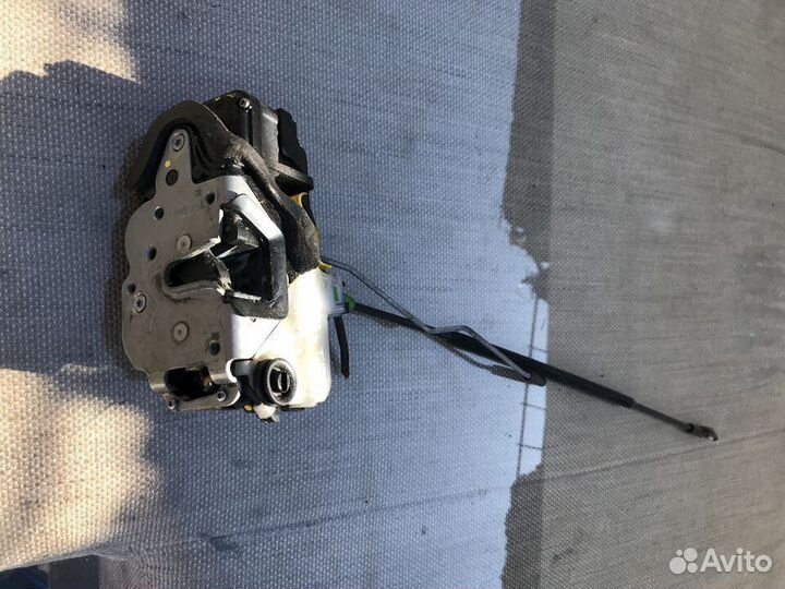 Opel Astra J задний левый замок