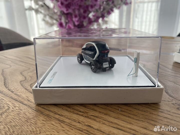 Модель Renault twizy 1:43 и renault logan