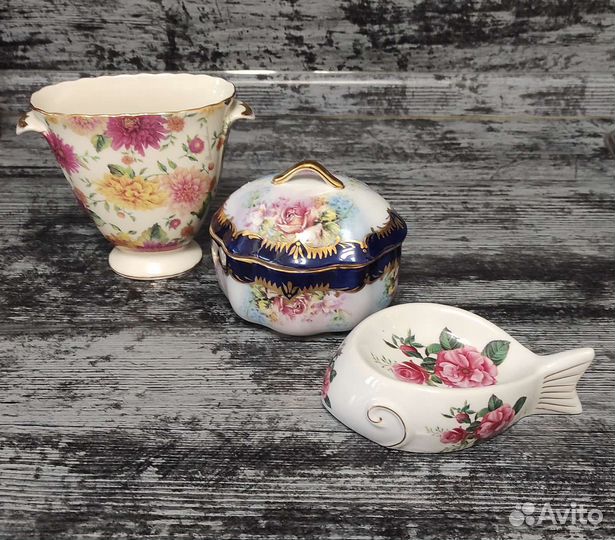 Шкатулки, ваза, икорница из фарфора