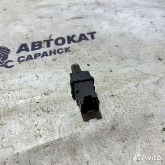 Концевик педали тормоза Nissan Primera P11