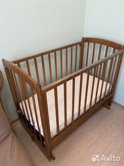 Детская кроватка с поперечным маятником