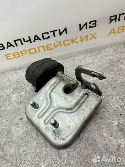 Крепление глушителя заднее левое Mercedes-Benz