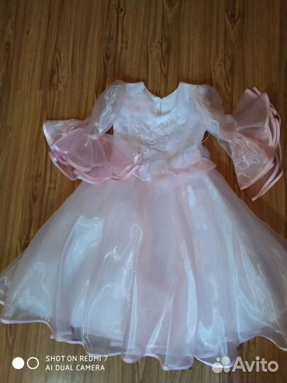 Красивое праздничное платье на 2-3года