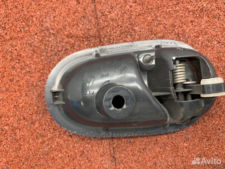 Ручка двери внутренняя правая Renault Logan 2 L8