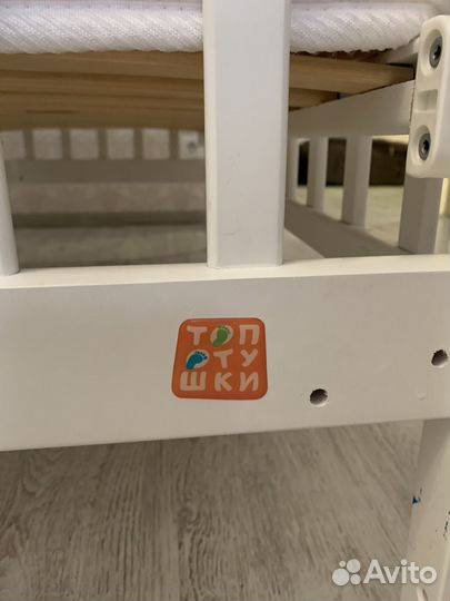 Детская кроватка с маятником