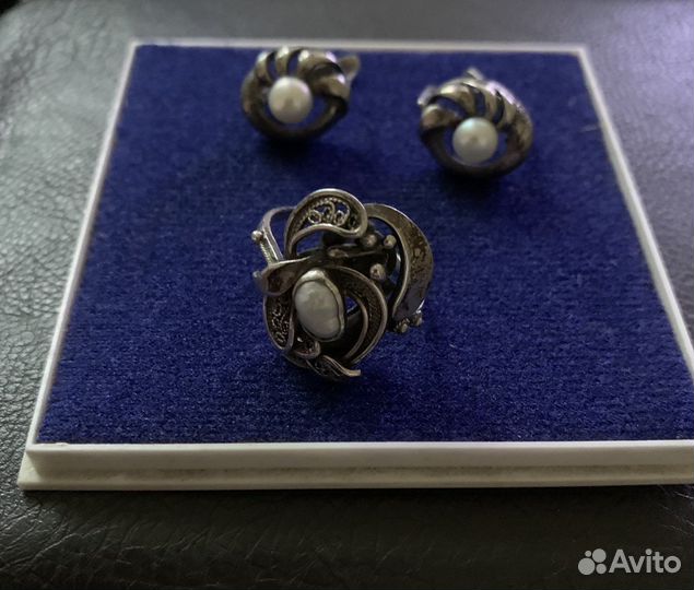 Серебряные серьги и кольцо с жемчугом