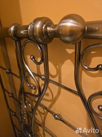 Металлическая двуспальная кровать