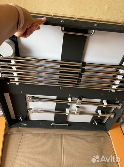 Стол для пирамиды шампанского