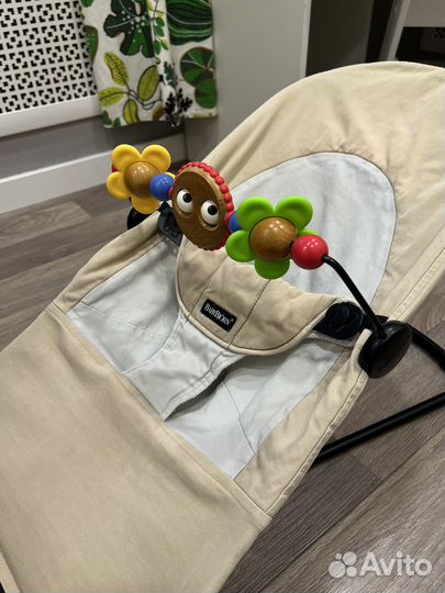 Оригинальный шезлонг BabyBjorn с игрушкой