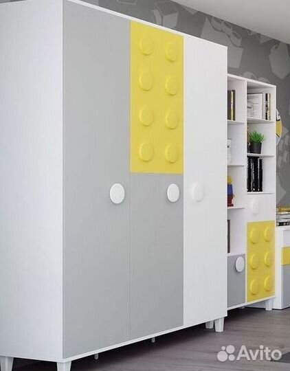 Шкаф трехдверный