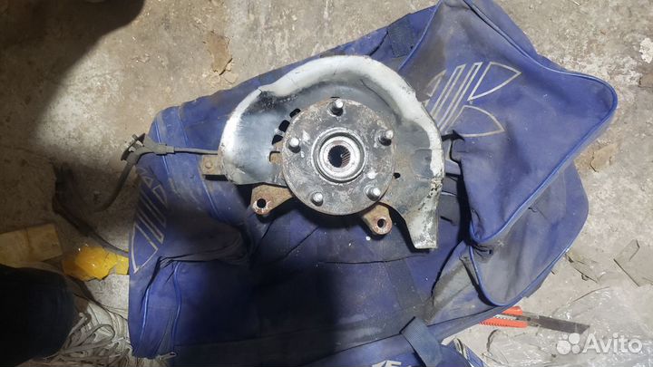 Кулак поворотный передний левый Camry V40 06-11