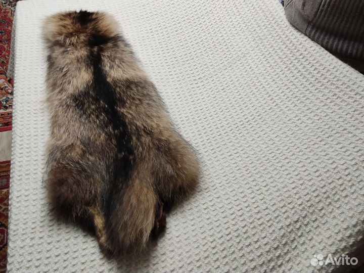 Шкурки красной лисы и шкурка енота